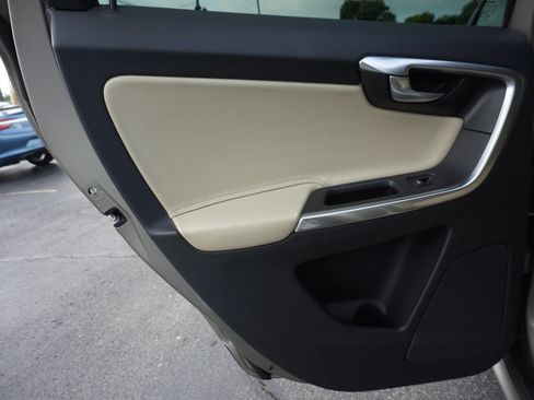 Used 2016 Volvo XC60 T5 Premier w/ Proximity Package FWD image 19