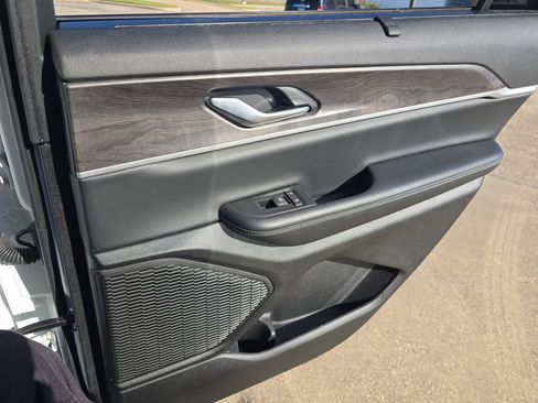 Used 2025 Jeep Grand Cherokee L Limited w/ Luxury Tech Group II image 30