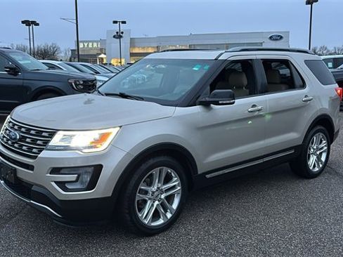 Used 2017 Ford Explorer XLT w/ Equipment Group 202A image 3