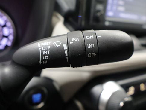 Used 2021 Toyota RAV4 XLE AWD/4WD image 35