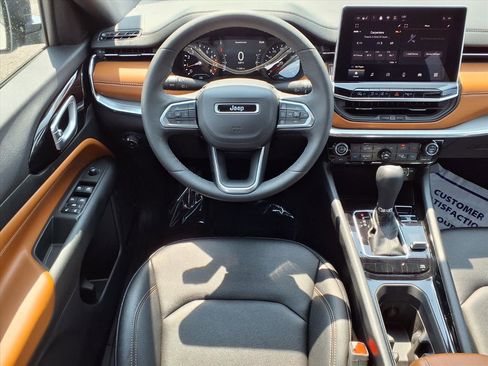 Used 2024 Jeep Compass Limited image 3