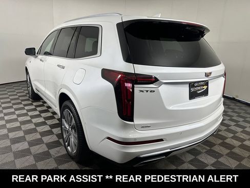 Used 2022 Cadillac XT6 Premium Luxury w/ Technology Package AWD/4WD image 3