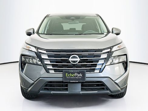 Used 2025 Nissan Rogue SV image 2