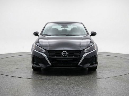 Used 2025 Nissan Altima 2.5 SV FWD image 2