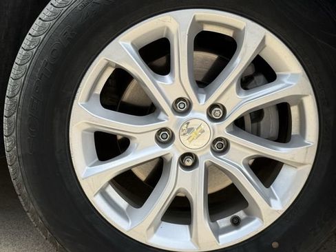 Used 2020 Chevrolet Equinox LS w/ LPO, Floor Liner Package FWD image 9
