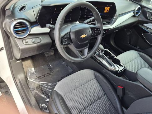 Used 2025 Chevrolet Trax LT FWD image 11