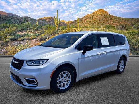 Used 2024 Chrysler Pacifica Touring-L FWD image 9