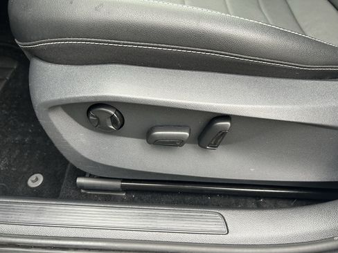 Certified 2022 Volkswagen Taos SE w/ Panoramic Sunroof Package image 21