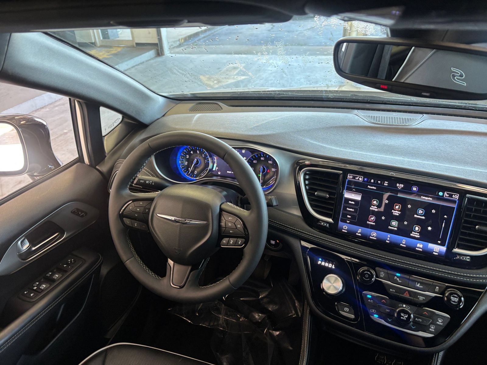 Used 2025 Chrysler Pacifica Limited FWD image 38