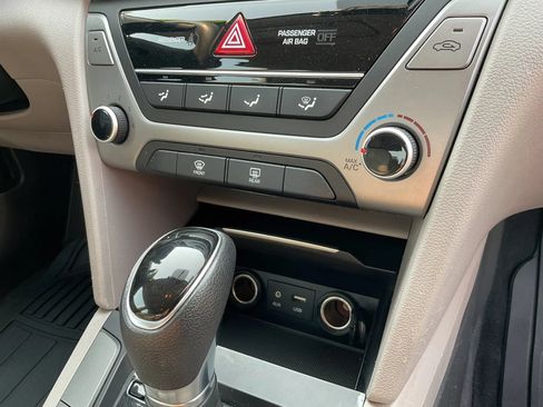 Used 2017 Hyundai Elantra SE FWD image 19