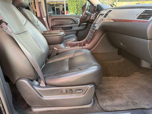 Used 2013 Cadillac Escalade Premium image 15