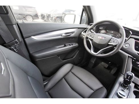New 2025 Cadillac XT6 Luxury image 8