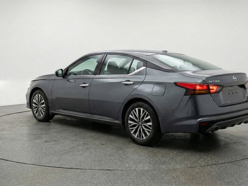 Used 2025 Nissan Altima 2.5 SV image 6