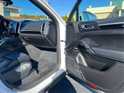 Used 2017 Porsche Cayenne S image 19