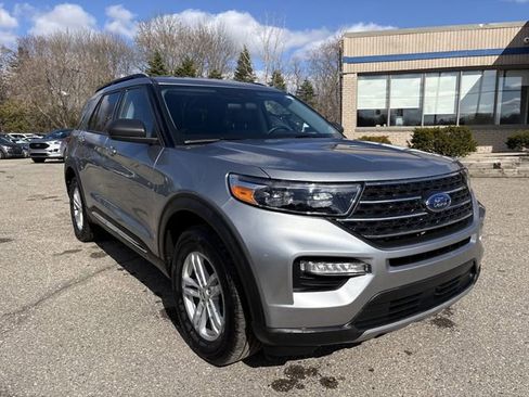 Used 2024 Ford Explorer XLT w/ Equipment Group 202A image 3