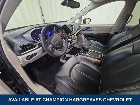 Used 2023 Chrysler Pacifica Touring-L FWD image 13
