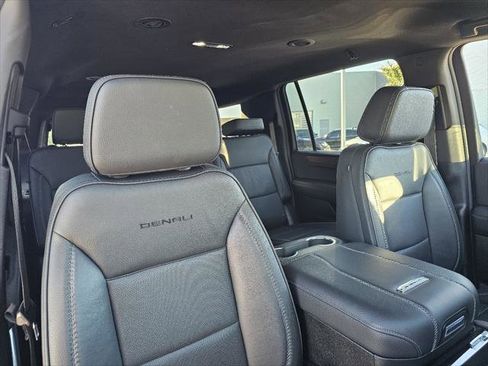 Used 2025 GMC Yukon XL Denali image 3