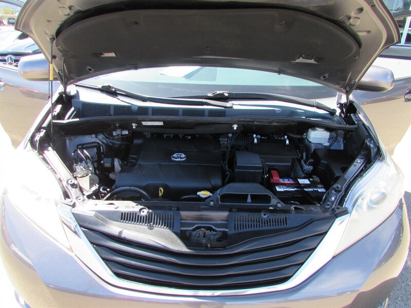 Used 2012 Toyota Sienna LE FWD image 31