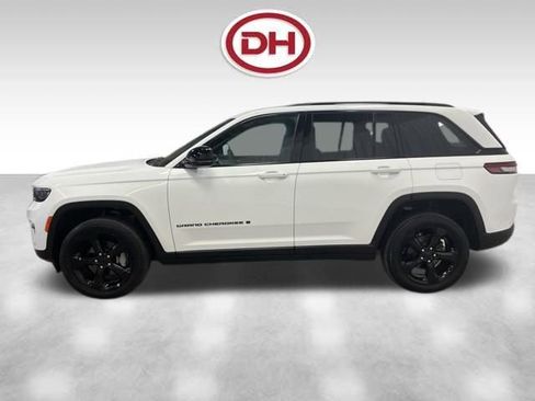 Used 2024 Jeep Grand Cherokee Limited w/ Black Appearance Package AWD/4WD image 8