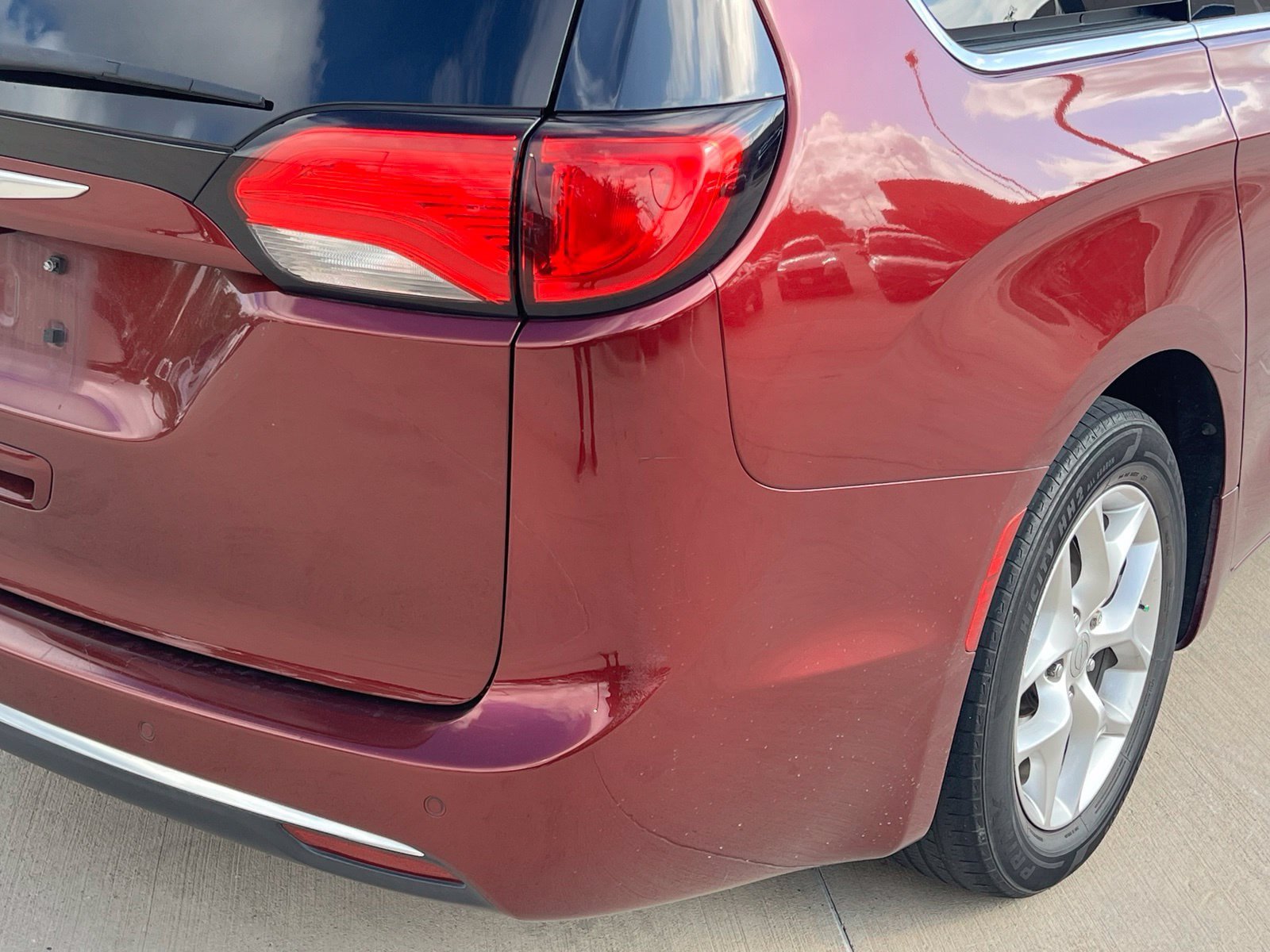 Used 2018 Chrysler Pacifica Touring Plus w/ Tire & Wheel Group FWD image 14