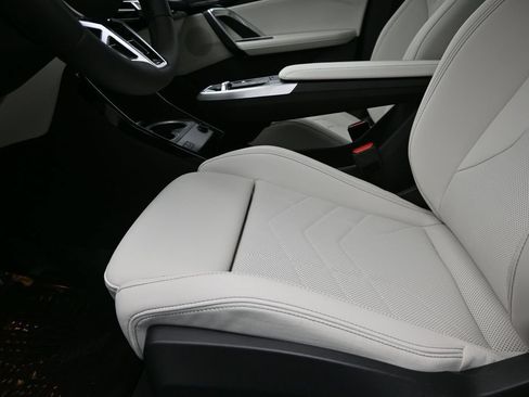 New 2026 BMW X2 xDrive28i w/ Technology Package AWD/4WD image 17