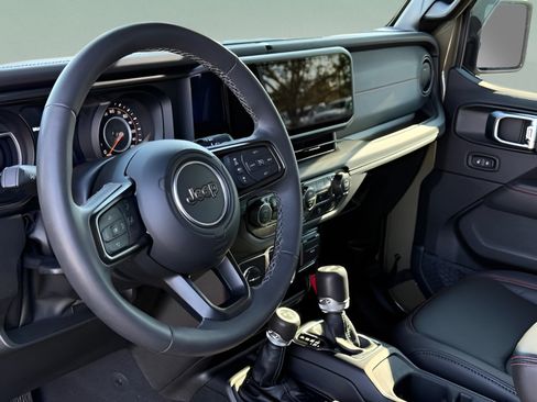 Used 2025 Jeep Wrangler Unlimited Rubicon AWD/4WD image 17