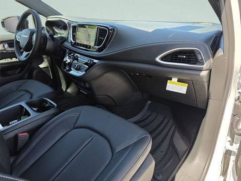 New 2026 Chrysler Pacifica Select FWD image 18