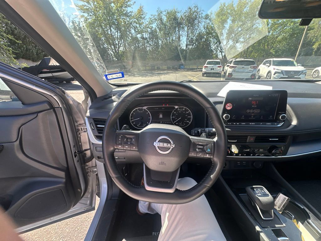 Used 2025 Nissan Rogue SV AWD/4WD image 3