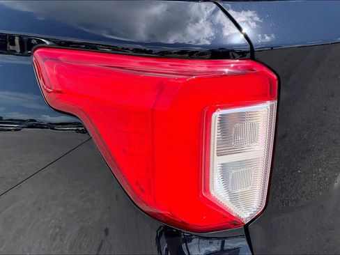 Certified 2024 Ford Explorer XLT RWD image 29