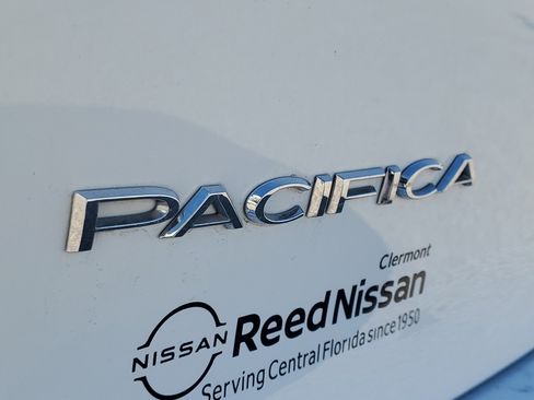 Used 2024 Chrysler Pacifica Touring-L image 10
