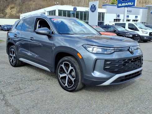 Used 2025 Volkswagen Tiguan SE image 2