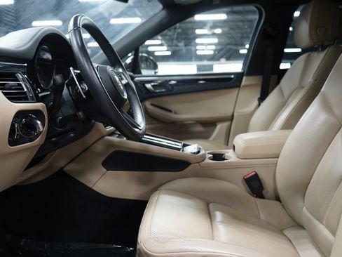 Used 2022 Porsche Macan AWD/4WD image 10