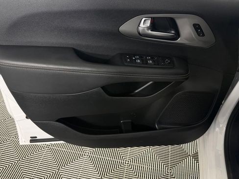 Used 2025 Chrysler Pacifica Select FWD image 27