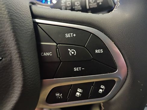 Used 2023 Chrysler Pacifica Touring-L FWD image 17