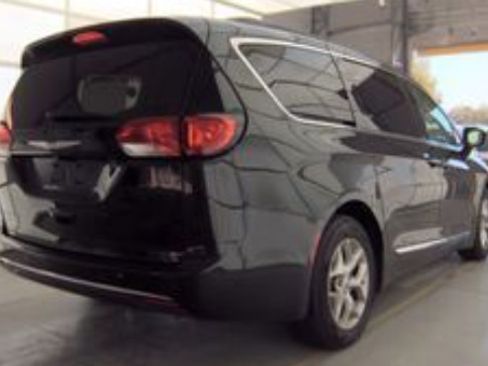 Used 2017 Chrysler Pacifica Touring-L w/ Tire & Wheel Group FWD image 2