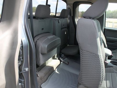 Used 2017 Nissan Frontier SV image 6