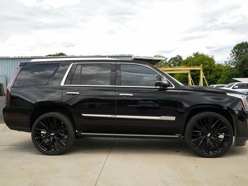 Used 2019 Cadillac Escalade Premium Luxury AWD/4WD image 3