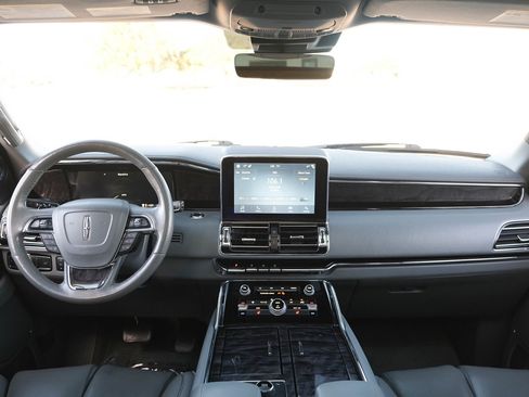 Used 2019 Lincoln Navigator Select w/ Technology Package image 32