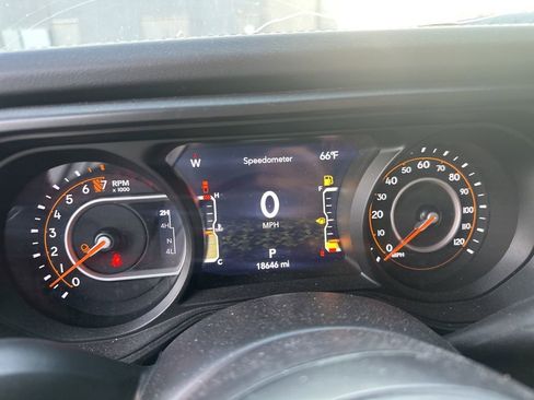 Used 2024 Jeep Gladiator Rubicon w/ Technology Group image 18