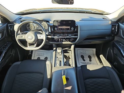 Used 2024 Nissan Pathfinder SV image 12