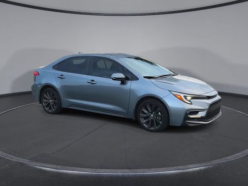 Used 2024 Toyota Corolla SE FWD image 2