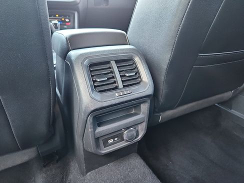 Used 2022 Volkswagen Tiguan SE R-Line image 10