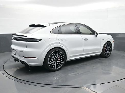 Certified 2025 Porsche Cayenne Turbo image 23