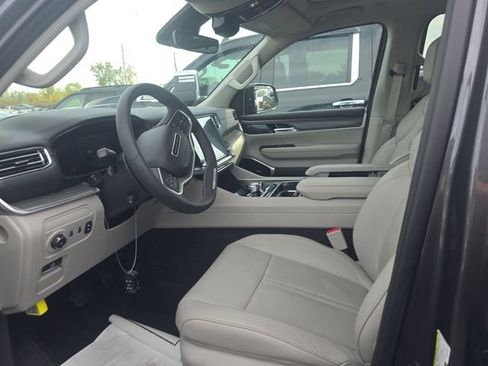 Used 2024 Jeep Wagoneer L Series III w/ Premium Group I AWD/4WD image 6
