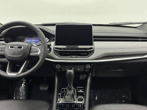 Used 2024 Jeep Compass Latitude w/ Altitude Special Edition image 18