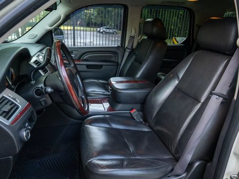Used 2011 Cadillac Escalade Luxury AWD/4WD image 11
