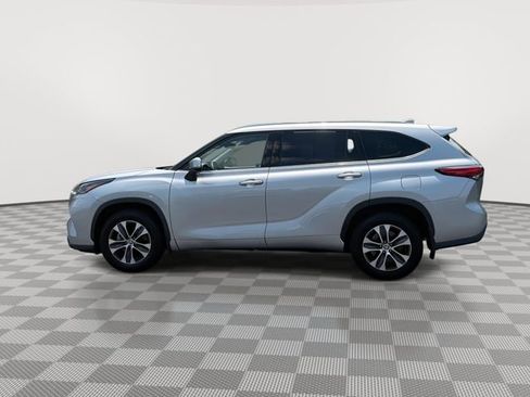 Used 2021 Toyota Highlander XLE AWD/4WD image 6