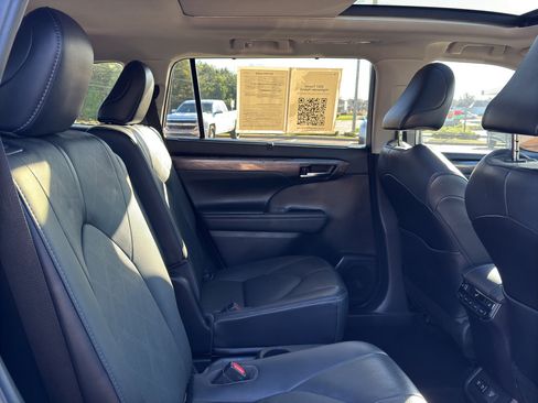 Used 2021 Toyota Highlander Platinum image 17