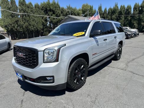 Used 2019 GMC Yukon XL Denali RWD image 3