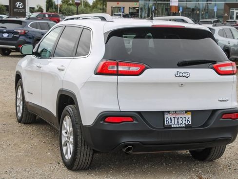 Used 2018 Jeep Cherokee Latitude image 2
